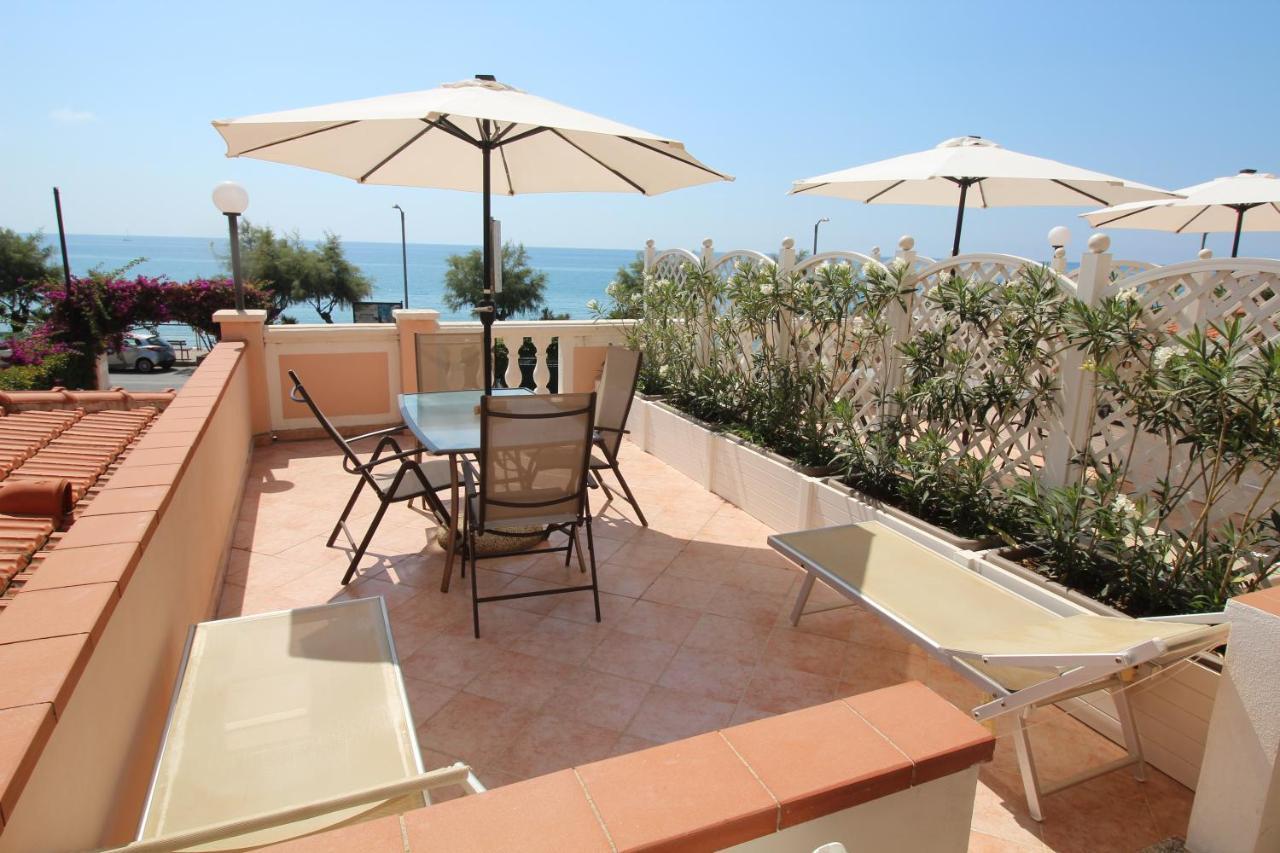 Del Prado Aparthotel Riva Ligure Εξωτερικό φωτογραφία