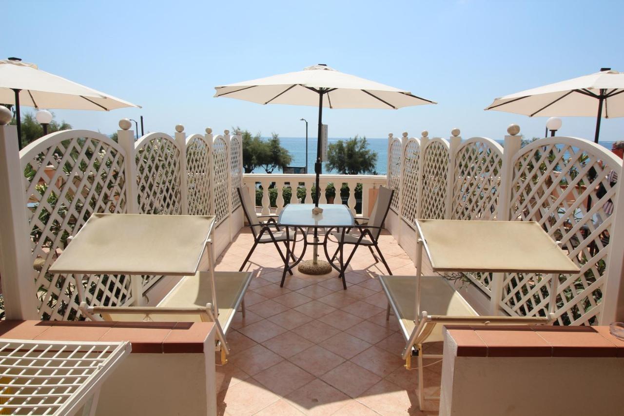 Del Prado Aparthotel Riva Ligure Εξωτερικό φωτογραφία