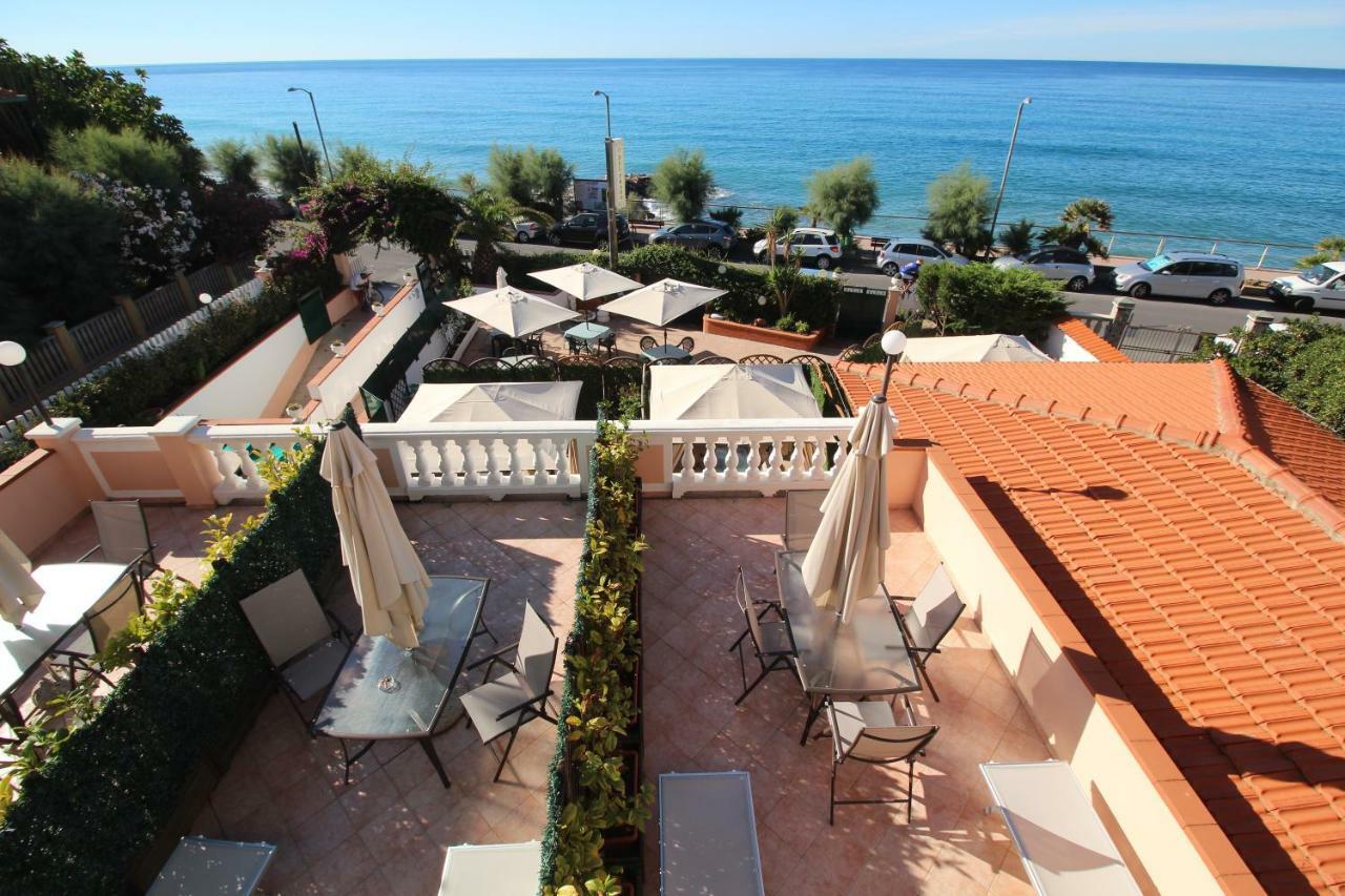 Del Prado Aparthotel Riva Ligure Εξωτερικό φωτογραφία