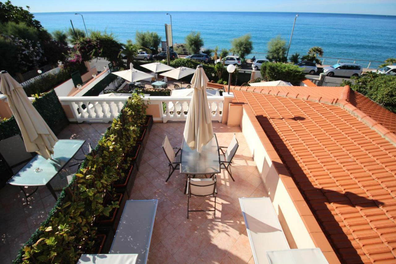 Del Prado Aparthotel Riva Ligure Εξωτερικό φωτογραφία